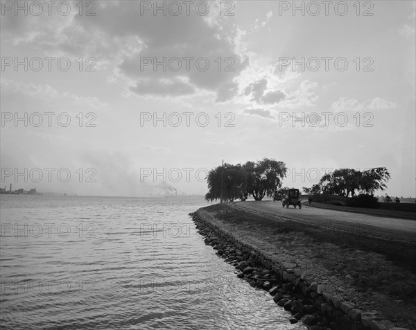 The Shore Drive, Belle Isle [Park], Detroit, Mich., between 1900 and 1920. Creator: Unknown.