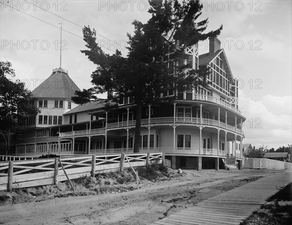 Avery Beach Hotel, South Haven, Mich., between 1890 and 1901. Creator: William H. Jackson.
