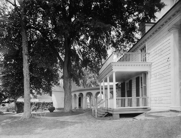 The Library piazza and the south colonnade, Mt. Vernon, Va., between 1900 and 1915. Creator: William H. Jackson.