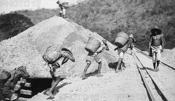 Peons at work near Rascon, between 1880 and 1897. Creator: William H. Jackson.