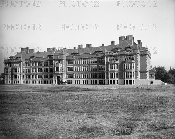 University of Minnesota, main building (Folwell Hall), Minneapolis, Minn., between 1907 and 1910. Creator: Unknown.