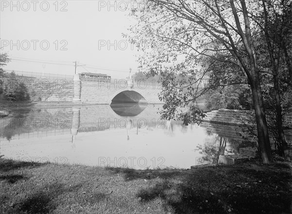 Elmwood Avenue bridge, Buffalo, N.Y., between 1900 and 1915. Creator: Unknown.