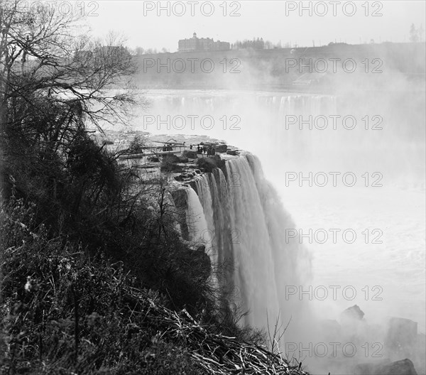 Terrapin Point, Goat Island, Horseshoe Falls, Niagara Falls, N.Y., between 1900 and 1915. Creator: Unknown.