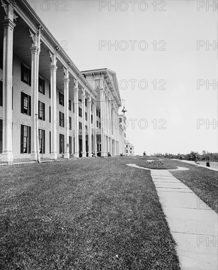 Central facade, Hotel Kaaterskill, Catskill Mountains, N.Y., between 1900 and 1905. Creator: Unknown.