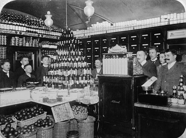 Grocery, Fipeltaner and Vida, Ungaria, Sopron, between 1895 and 1910. Creator: Unknown.