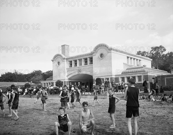 Bath house, Belle Isle [Park], Detroit, Mich., between 1910 and 1920. Creator: Unknown.