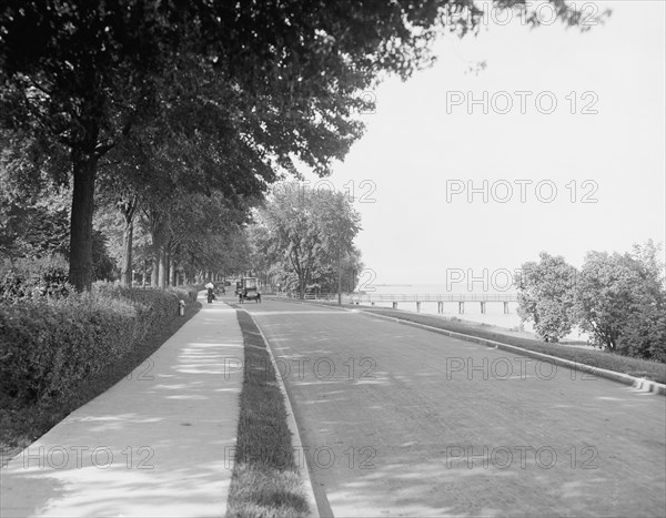 Lake road, Grosse Pointe, Mich., c.between 1910 and 1920. Creator: Unknown.