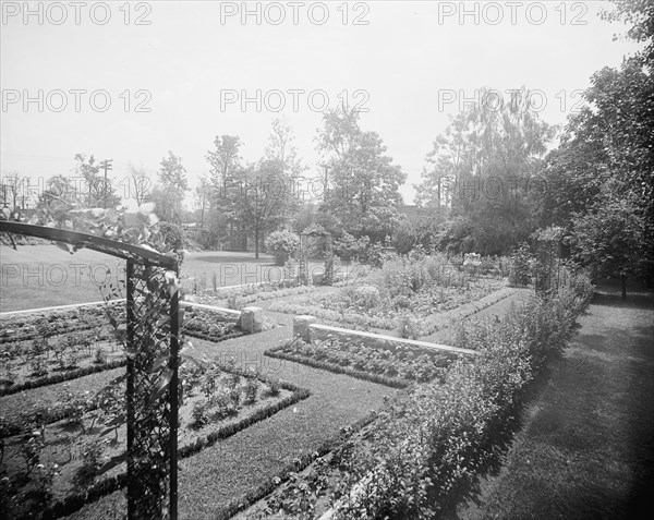 Residence of Mrs. Franklin H. Walker, garden, Detroit, Mich., between 1905 and 1915. Creator: Unknown.