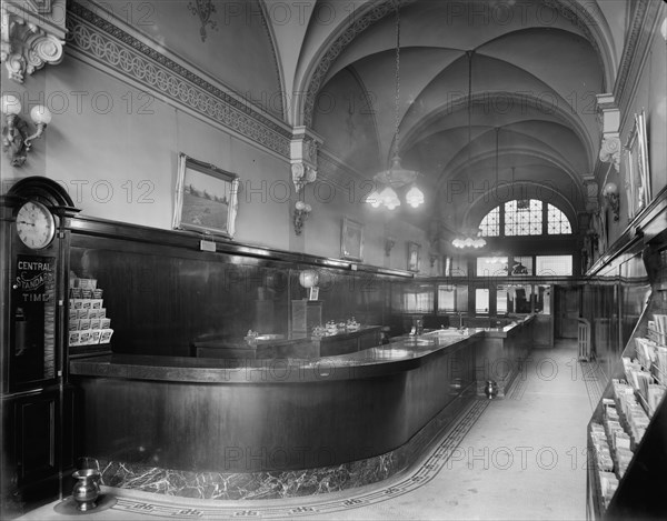 Grand Trunk Western Railroad, ticket office, Detroit, Mich., between 1905 and 1915. Creator: Unknown.