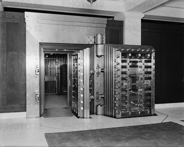 25-ton door, safe deposit vault, main office, Old Colony Trust Company, Boston, Mass., (1913?). Creator: Unknown.