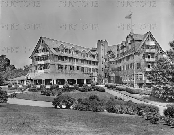 Beautiful Edgewood Inn, Greenwich, Conn., between 1905 and 1915. Creator: Unknown.