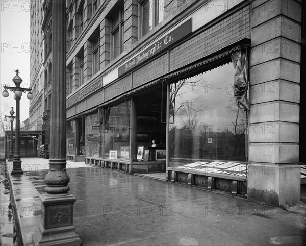 Detroit Photographic Company galleries, Detroit, Mich., between 1905 and 1915. Creator: Unknown.