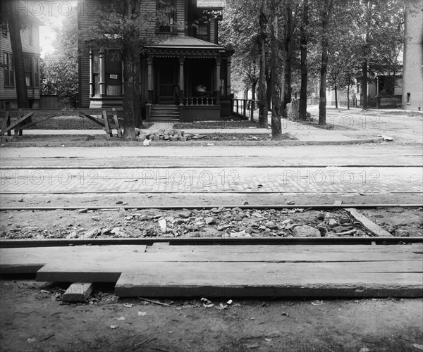 Construction work, grade separation, Fourteenth Avenue, Detroit, Mich., between 1905 and 1915. Creator: Unknown.