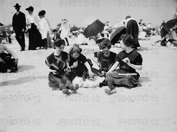 A Hasty lunch, between 1900 and 1905. Creator: Unknown.