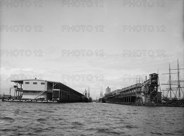 Commandancia and Tarragona Street wharves, Pensacola, Fla., between 1900 and 1905. Creator: Unknown.