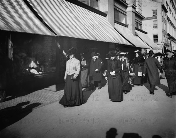 Christmas shoppers on Sixth Avenue, New York, New York, between 1900 and 1905. Creator: Unknown.