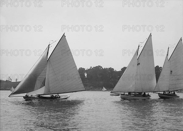 Anoatok, Dragoon, and Acushla, start, I.H. Reg., 1898 July 30. Creator: John S Johnston.