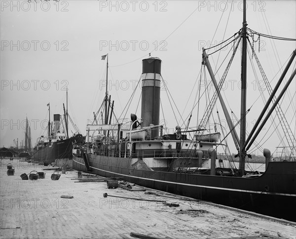 Gordon's wharves, Savannah, Ga., between 1900 and 1910. Creator: Unknown.