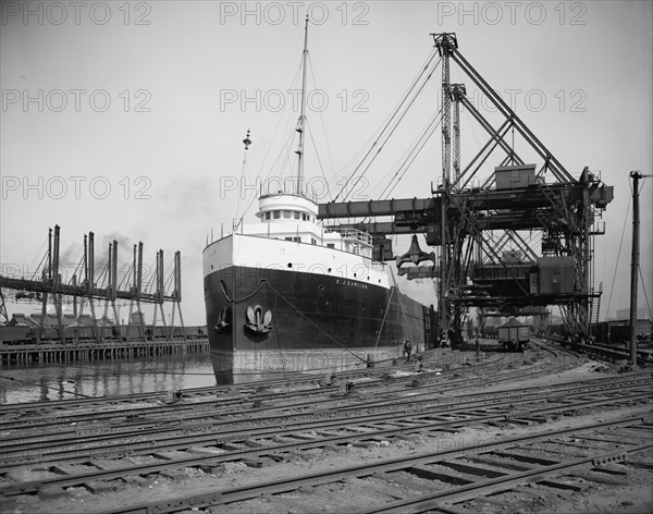 Brown electric hoist, unloading ore, Buffalo, N.Y., c1908. Creator: Unknown.