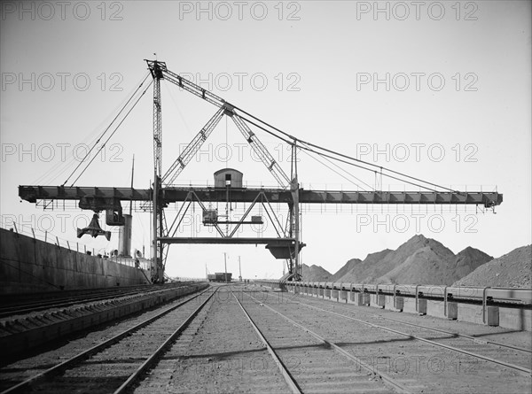 Brown electric hoist, unloading ore, Buffalo, N.Y., c1908. Creator: Unknown.