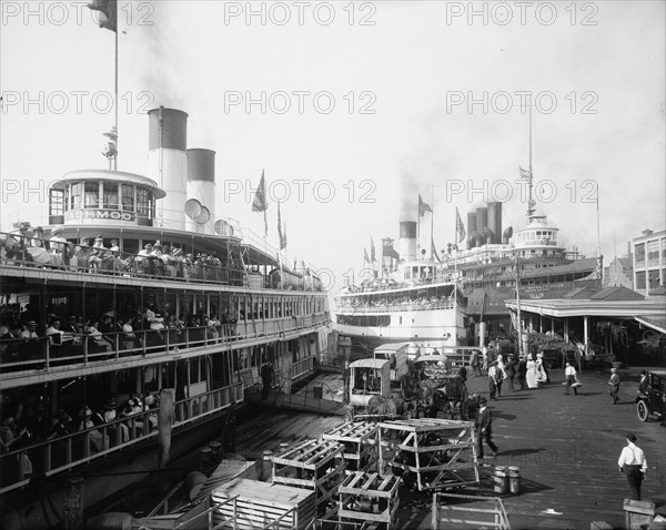 White Star Line dock, Detroit, Mich., between 1900 and 1915. Creator: Unknown.