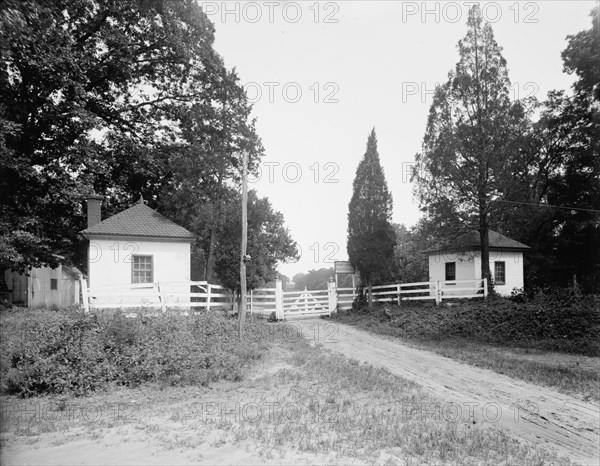 West lodge gate, Mt. Vernon, Va., between 1900 and 1915. Creator: Unknown.