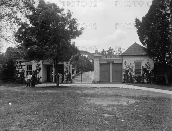 North (Texas) lodge gate, Mt. Vernon, Va., between 1900 and 1915. Creator: Unknown.