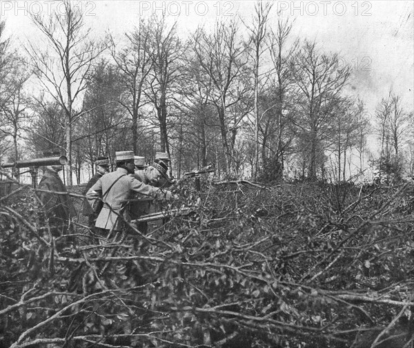 'En Argonne; Du haut d'un observatoire que dissimule un abatis de branchages', 1915. Creator: Unknown.