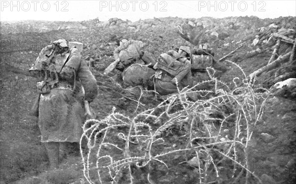 'Aux Eparges; Au signal, les troupes ont bondi des boyaux et s'avancent', 1915. Creator: Unknown.