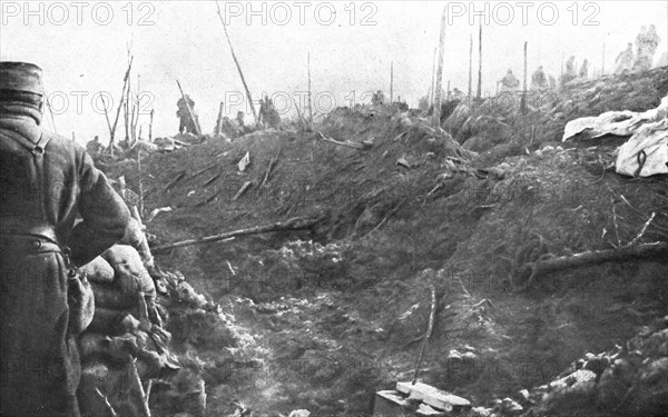 'Aux Eparges; Ils s'y organisent pour repousser le contre-attaque allemande', 1915. Creator: Unknown.