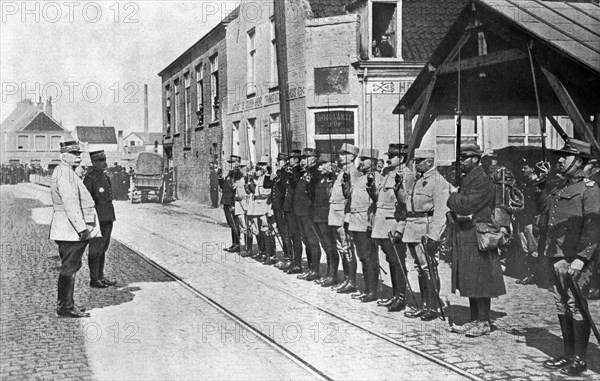 'Une solennite militaire unique; Un homme de troupe aligne avec douze Generaux', 1915. Creator: Unknown.