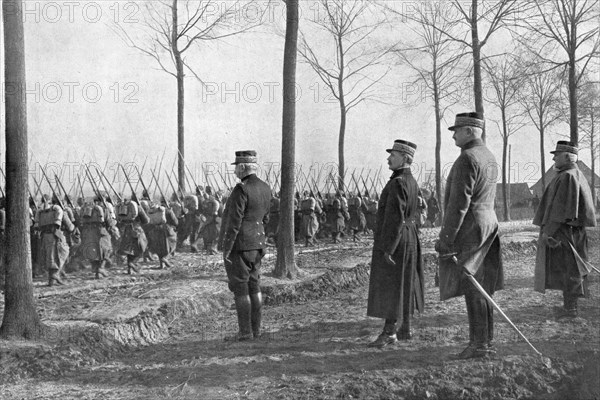 ''Revue sur le front; Sous les yeux du grand chef, sur la route d'Hondschoote', 1915. Creator: Unknown.