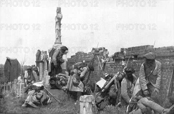 'Notre offensive d'Artois; la compagnie a recu l'ordre de tenir dans le cimetiere', 1915. Creator: Unknown.