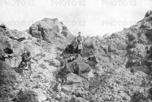 'Notre offensive d'Artois; Devant Carency, un bouleversement de terrain produit par un mine', 1915. Creator: Unknown.