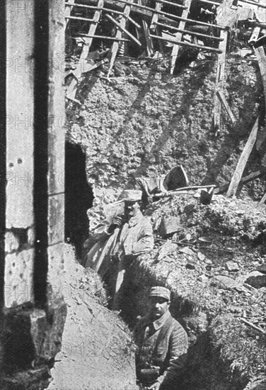 'Dans Neuville-Saint-Vaast; Nous avions penetre, le 9 mai, dans Neuville', 1915. Creator: Unknown.