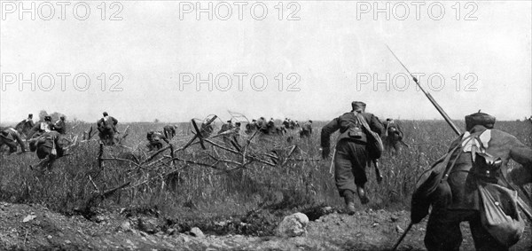 'Division Picardie; L'assaut du plateau de Touvent: Le 7 juin, le depart des zouaves', 1915. Creator: Unknown.