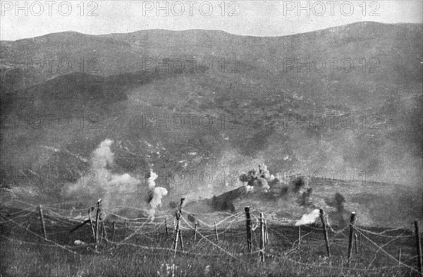 'La prise du Braunkopf; en Alsace: bombardement des tranchees allemandes', 1915. Creator: Unknown.