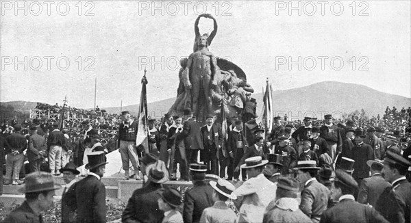 ''La ceremonie du quarto; Les survivants des Mille, autour du monument, le 5 mai 1915', 1915. Creator: Unknown.