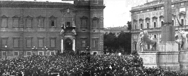 'les premieres operations Italiennes; le 24 mai, la foule massee devant le Quirinal', 1915 Creator: Unknown.