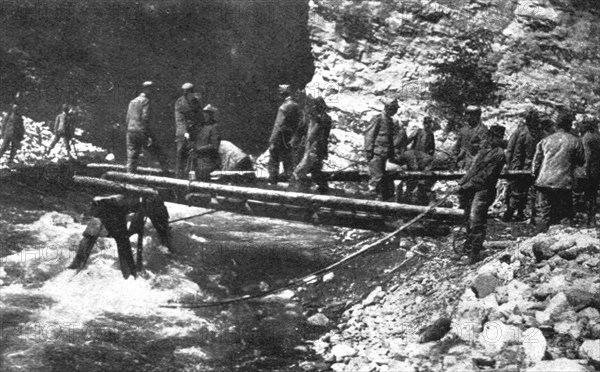 'les premieres operations Italiennes; construction d'un pont sur un torrent', 1915 Creator: Unknown.