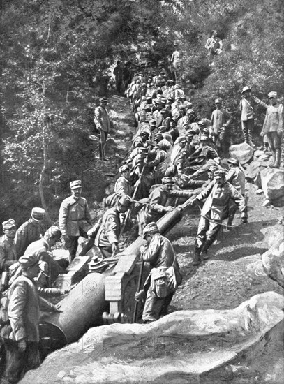 ''Les difficultes de la guetre en Montagne; une grosse piece halee a bras par 600 hommes', 1915. Creator: Robert Vaucher.