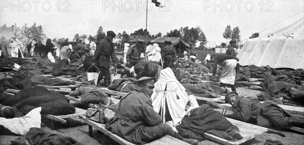 'Les Revers Russes; les secours aux soldats russes empoisonnes par les gaz asphyxiants..., 1915. Creator: Robert Scotland Liddell.