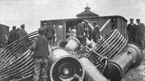 'Les Revers Russes; le cuivre et le bronze sous toutes les formes, emportes de Varsovie', 1915. Creator: Unknown.