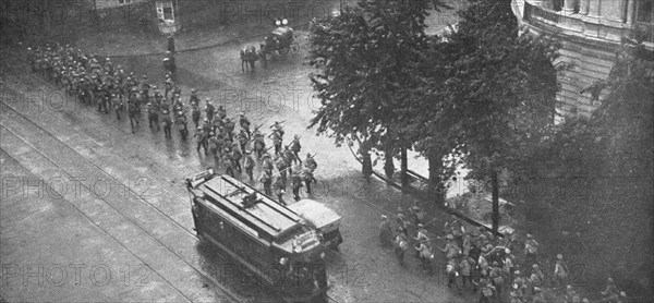 'Les Revers Russes; un regiment russe defile dans rues a peu pres desertes de Varsovie', 1915. Creator: Unknown.