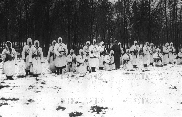 'Sur le Front Oriental; En Pologne: eclaireurs russes revetus de frocs de toile blanche..., 1915. Creator: Unknown.