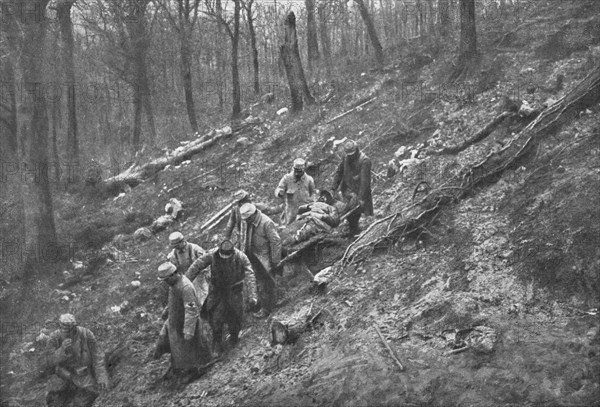 'Aux Eparges; Le transport des blesses sur les pentes boisees des Eparges', 1915 (1924). Creator: Unknown.