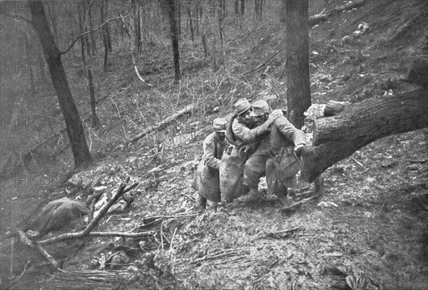 'Aux Eparges; Ceux qui sont en etat de marcher rejoignent l'ambulance par leurs moyens...1915 (1924) Creator: Unknown.