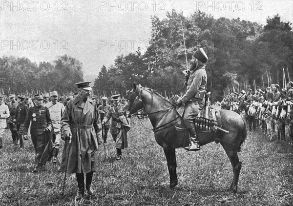 'Dix-Sept ans apres Fachoda; Lord Kitchener, apres avoir passe en revue des..., 1915 (1924). Creator: Unknown.