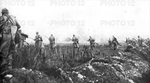 'La bataille de Champagne; Neuf heures quinze, la charge sort de la tranchee', 1915 (1924). Creator: Unknown.