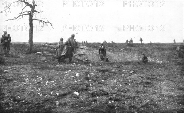 'La bataille de Champagne; La premiere vague, apres avoir franchi la premiere ligne..., 1915 (1924). Creator: Unknown.